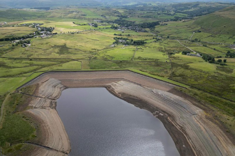 英格兰严重缺水被列为“国家重大事件”英国环境局说，英格兰今年上半年的降雨量为1976年以来同期最低水平，“国家干旱小组”已将英格兰当前的缺水情况定义为“国家重大事件”