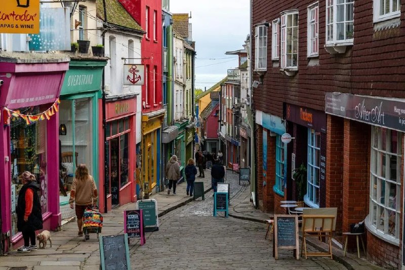 英国零售销售再度攀升 为经济带来意外提振英国零售销售意外实现连续第四个月增长，在近期数据显示经济和就业市场降温的迹象后带来一丝希望