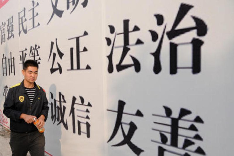 下午察：“12字评论”翻案 又是寻衅滋事惹的祸湖南一名男子因为12个字的评论，换来行政拘留五日的处罚，理由是：寻衅滋事