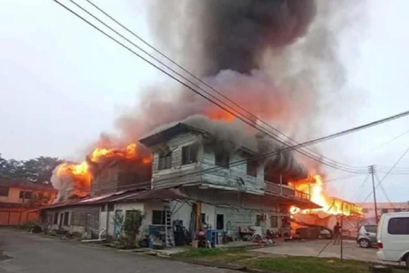 马国86年老店起火殃及池鱼 16店铺数轿车烧毁马来西亚沙巴州首府亚庇一家拥有86年历史的老店屋突然着火，三排店面的16家店铺也遭殃，被大火烧至夷为平地，数辆轿车也焚毁