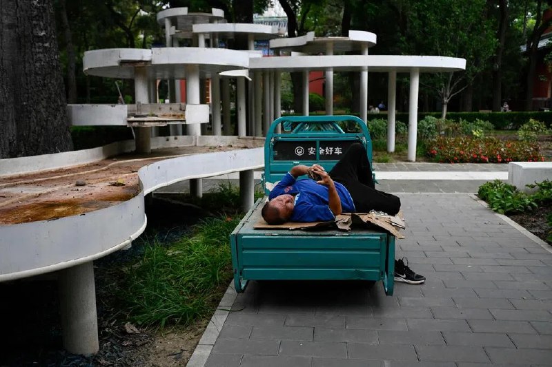 下午察：国家大事与月薪3000元人民币中国官方持续强硬回击日本首相高市早苗的涉台言论，“国家大事与月薪3000元（人民币，下同，549新元）的我有什么关系”的自嘲却在民间广为传播，招来官方机构批评这种躺平论调是“荒唐认知”