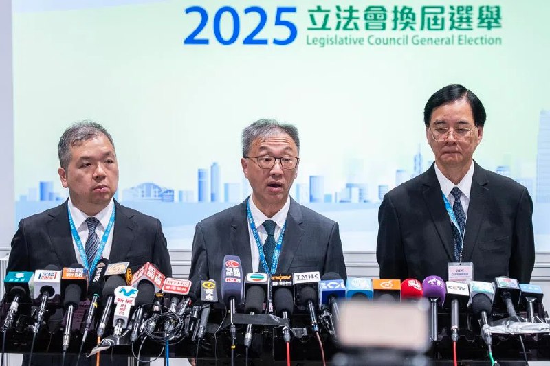 港选管会：社会气氛沉重 能有130多万人投票实属不易香港选举管理委员会主席陆启康星期一凌晨会见媒体时说，本届立法会选举在社会气氛沉重的情况下举行，能有130多万人出来投票实属不易