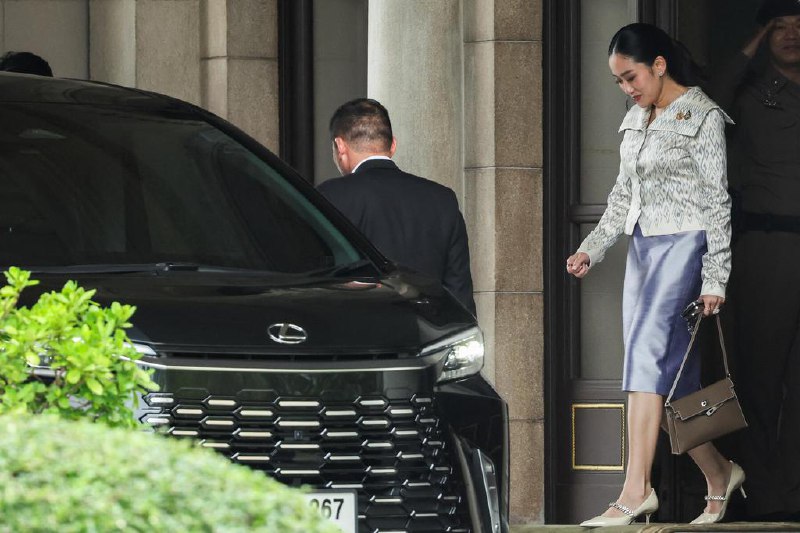 泰国法院谕令佩通坦8月4日前提交抗辩书泰国宪法法院星期三（7月30日）谕令被暂停首相职务的佩通坦，在8月4日之前为她被暂停职权提交抗辩书