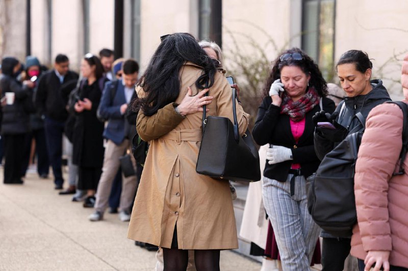 消息：美食药局高层被裁 禽流感应对员工也被开除美国兽医协会和一名知情人士透露，负责美国食品与药物管理局（FDA）禽流感应对工作的员工被开除，这是特朗普政府对卫生与公众服务部大规模裁员行动的一部分
