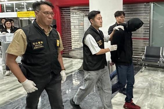 马国19岁少年拟走私145万元大麻花 澳门机场被捕马来西亚一名19岁少年因行李藏有8.9公斤、市值900万澳门元（145万1536新元）的大麻花，抵达澳门图闯关入境时遭执法人员逮捕