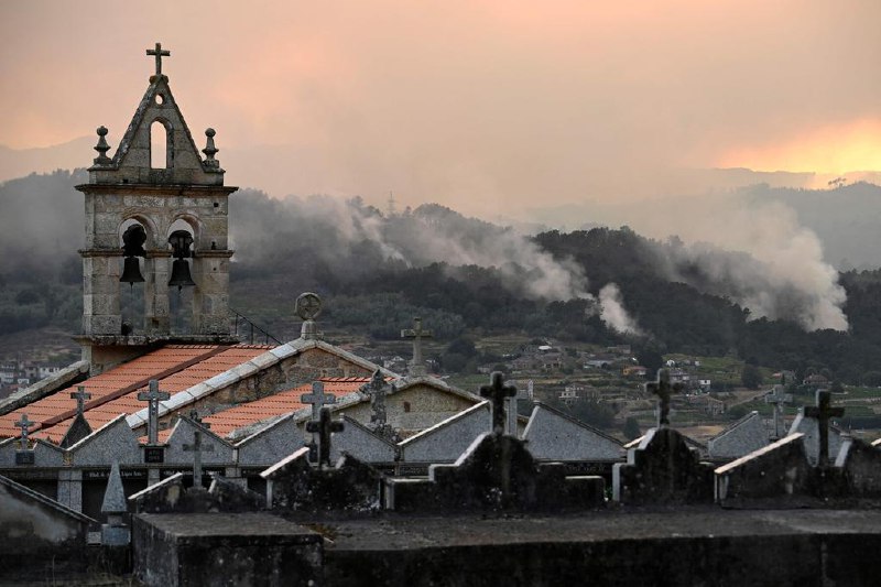 西班牙严重林火致四死 当局增派500士兵灭火西班牙20个地点发生严重林火，加上酷热天气阻碍灭火工作，政府从军事应急部队增派500名士兵支援灭火行动