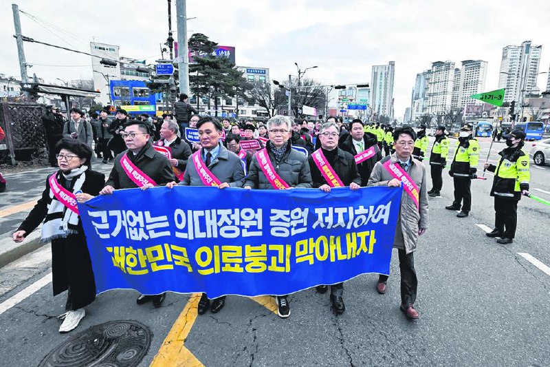 韩国8000多名医学生决定返校 结束17个月罢课抗议韩国医生学会说，8000多名医学生决定重返课堂，结束为抵制医学院扩招政策而举行的近一年半罢课行动