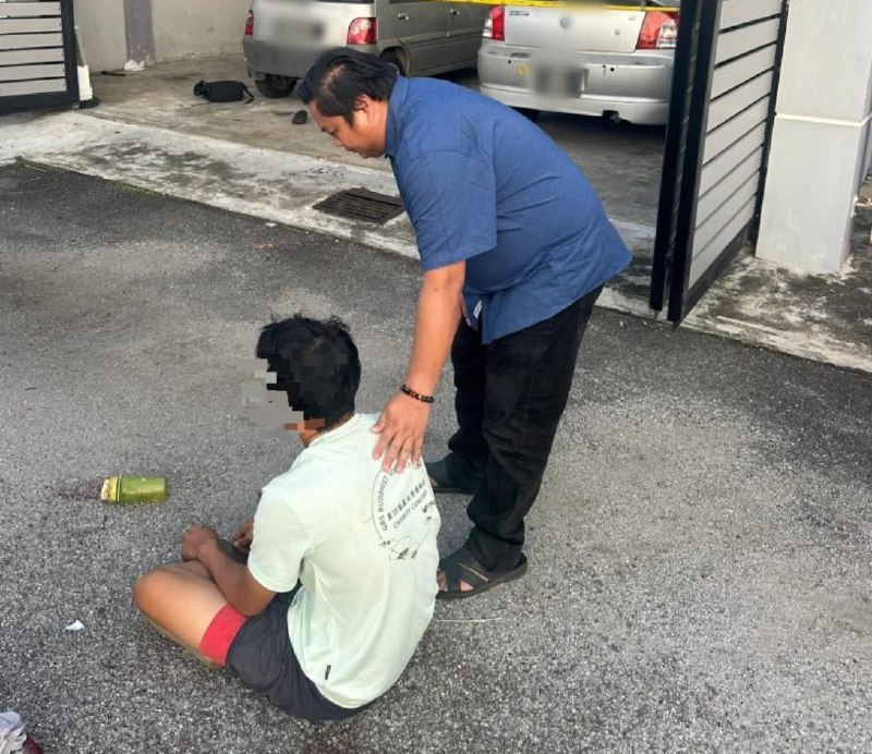 马六甲教师母子遇害 17岁学生弑母杀兄伤弟马六甲一名17岁中学生疑因考试压力及频遭责骂，用刀刺死熟睡中的母亲，以及试图阻止他行凶的哥哥，再刺伤试图反抗的弟弟