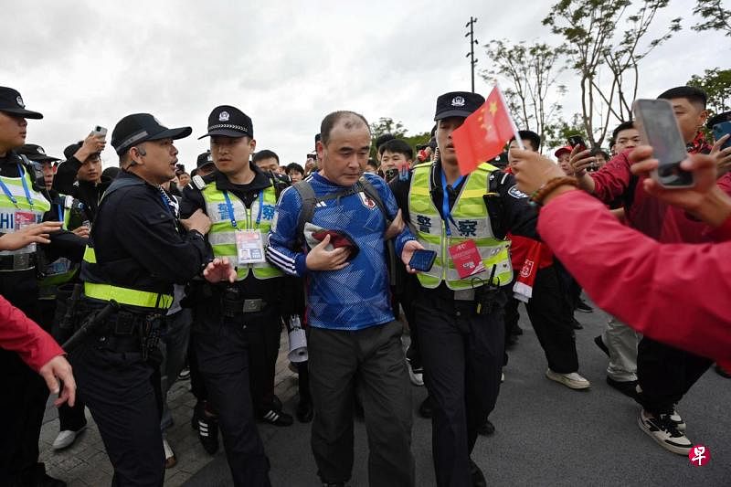 中国男足厦门再战日本队 球迷现场捉“汉奸”日本星期二（11月19日）晚在厦门举行的世界杯亚洲区外围赛中，3比1客场轻取中国