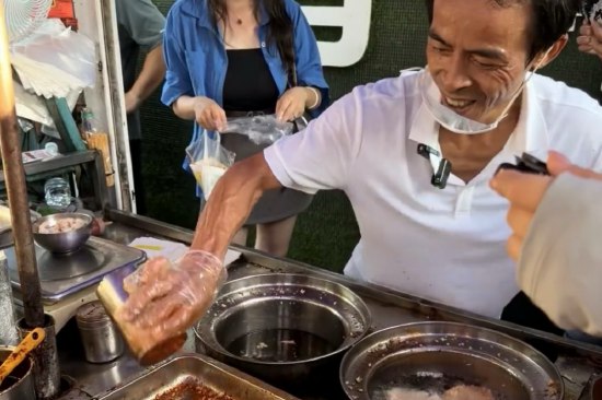 下午察：“鸡排哥”还能红多久？“炸不到位，我是无法原谅我自己的”“你可以拒绝我，但是请你不要拒绝美味”