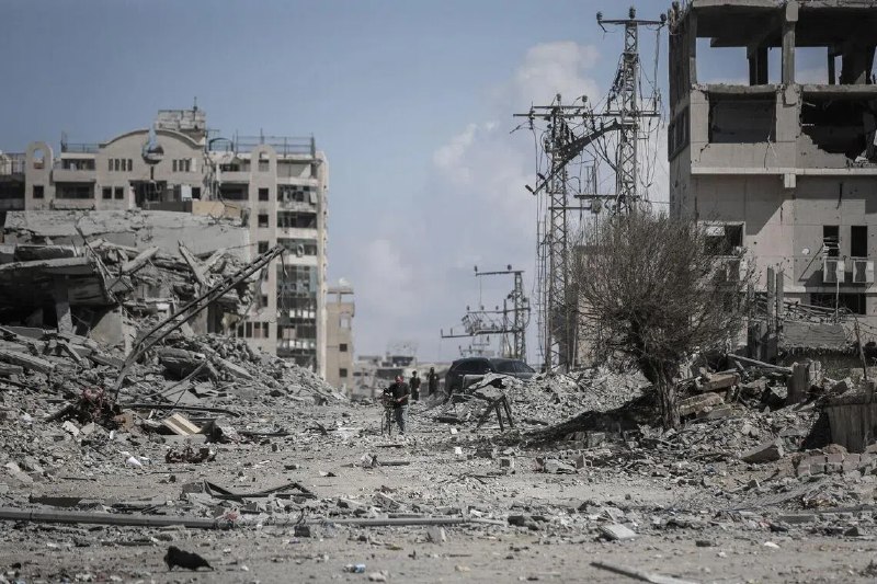 交战双方遵守停火 返乡加沙人感叹记忆已化灰烬在巴勒斯坦伊斯兰抵抗运动（哈马斯）与以色列停火协议生效的第二天，数以千计的巴勒斯坦人返回了满目疮痍的加沙城