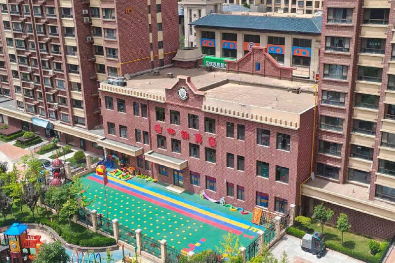 下午察：233名幼童铅中毒的荒谬食安乱象中国甘肃省天水市一所幼儿园近日曝出集体铅中毒事件，233名无辜幼童因食用涂上彩绘颜料的糕点，面临大脑和神经系统受损等终身不可逆的健康危害，事件迅速引发舆论海啸