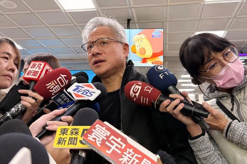 黄仁勋：未就对华出售Blackwell晶片进行积极讨论正在访问台湾的美国晶片巨头英伟达首席执行官黄仁勋说，目前没有就向中国大陆出售公司最先进的Blackwell晶片进行积极讨论