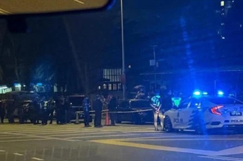 停车未熄引擎休息 新山母女疑因误吸废气送命马来西亚一对母女共车途中，疑因为母亲不舒服而把轿车停在一所学校前方，在引擎启动着的情况下在车内休息，结果，这对母女双双因吸入过量废气而死亡，让在新加坡打拼的父亲难以接受