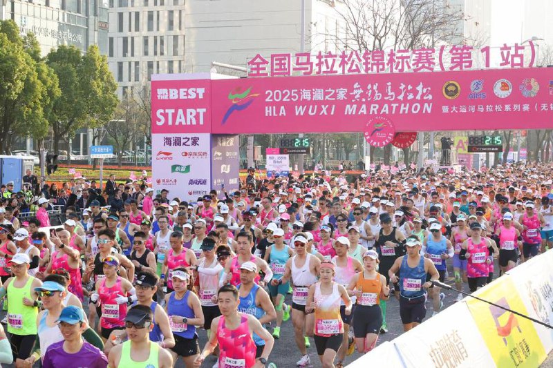 下午察：无锡马拉松“野鸳鸯”的流量狂欢在中国江苏省无锡市举办的一场马拉松比赛最近意外地迎来泼天的流量，但流量的源头与赛事无关，而是赛场上被指认为“野鸳鸯”的一对男女