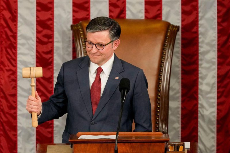 约翰逊以微弱优势连任美国众议长美国新一届国会星期五（1月3日）开幕，共和党人约翰逊以微弱优势连任众议院议长，凸显当选总统朗普在国会的共和党内部可能存在的分歧