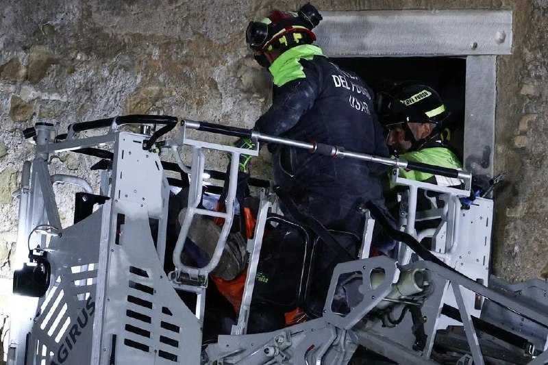 受困罗马中世纪塔楼的罗马尼亚工人伤重死亡意大利罗马一座中世纪塔楼星期一（11月3日）局部坍塌，受困废墟下多个小时的一名罗马尼亚工人被救后抢救无效，于星期二（4日）去世