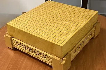 【APEC花絮】李在明赠习近平榧树围棋盘韩国总统府介绍，为增进韩中首脑首次会面的亲密氛围，韩国总统李在明向中国国家主席习近平赠送两件具有象征意义的礼物——榧树围棋盘与螺钿漆器圆形托盘