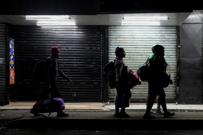 美国移民政策收紧 劳动力市场流失120万移民美国特朗普政府大幅收紧移民政策，影响全美劳动力市场