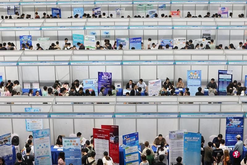 下午察：到大学招聘按摩师为哪般？中国一家养生会所最近到大学招聘按摩技师的消息，瞬间在网上炸开了锅