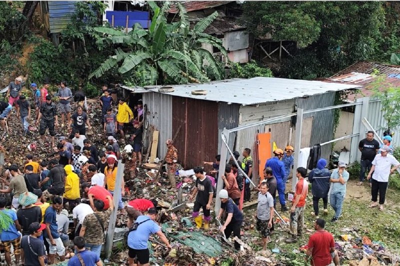 沙巴三天八起土崩 一死六失踪连日强降雨造成马来西亚沙巴上星期六（9月13日）起发生八起土崩，造成至少一人死亡，六人失踪