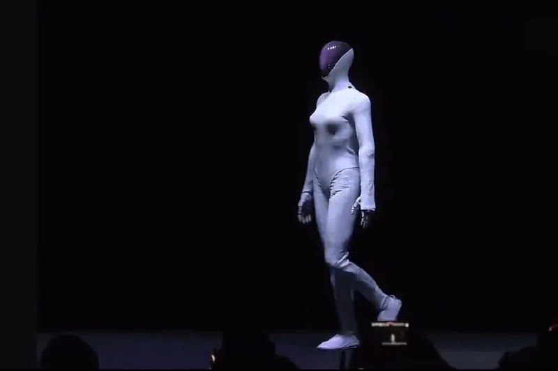 小鹏女机器人超逼真引质疑 何小鹏剪“肌肉”公开内部结构中国国产电动车品牌小鹏研发的人形女机器人IRON，星期三（11月5日）以“走猫步”的惊艳姿态亮相，引起舆论瞩目，部分网民质疑机器人里面“藏了真人”