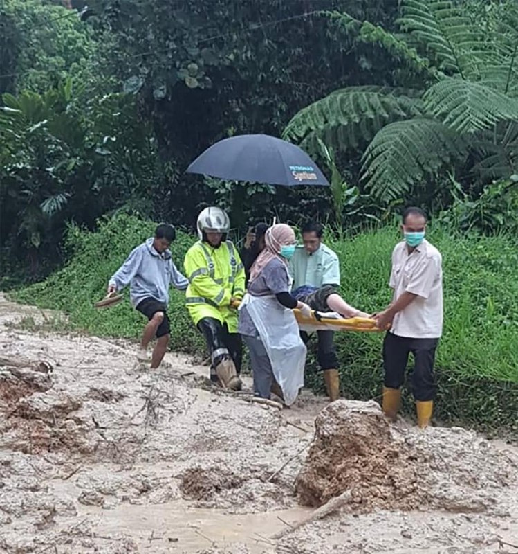 马国沙巴土崩救护车难行 警民医生合力撤离产妇马来西亚沙巴一名受困土崩灾区的孕妇即将临盆，但由于救护车无法进入灾区，医护人员、警员和民众只能通力合作，使用担架将孕妇转送医院，最终确保了孕妇和婴儿的生命安全