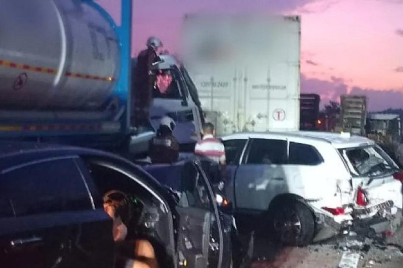 马国南北大道11车连环撞 一罗厘司机丧命马来西亚南北大道南向路段发生涉及11辆车的连环车祸，导致一名罗厘司机当场丧命，其他10名司机则安然无恙