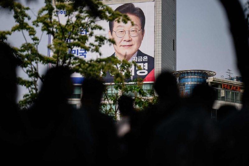 韩国选举民调：李在明仍领先但支持率下滑6百分点最新民调结果显示韩国最大在野党共同民主党总统候选人李在明以45%的支持率继续领跑，执政党国民力量党候选人金文洙和改革新党候选人李俊锡的支持率，分别为36%和10%