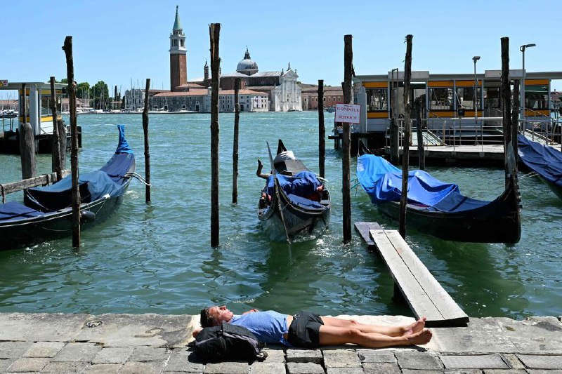 英情侣在威尼斯大运河游泳遭罚并驱逐英国一对情侣因在意大利威尼斯大运河游玩时违规下水，被各罚450欧元（约678新元），并驱逐出城48小时，成为今年以来遭处罚的逾千名不守规游客之一