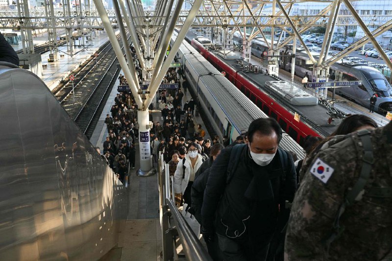 韩国第四季经济增长乏力 政治危机打击消费者信心韩国经济在去年第四季度表现仍然低迷，总统尹锡悦的戒严风波，进一步打击了本已因出口增速放缓而疲软的消费者信心