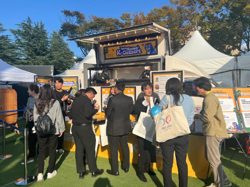 【APEC花絮】K-Food飘香 庆州峰会现场掀“韩国味道热”在庆州举行的亚太经合组织（APEC）领导人非正式会议期间，来自韩国各地的代表性食品齐聚峰会现场，成为与外交盛会并行的“第二焦点”