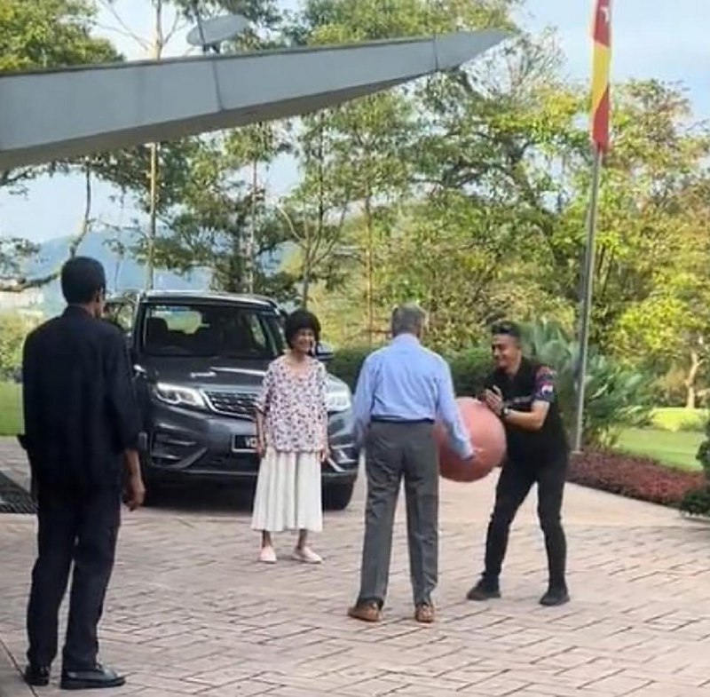 99岁马哈迪与妻子玩瑜伽球 画面温馨99岁的马来西亚前首相马哈迪，与98岁的妻子一起玩瑜伽球，画面温馨引发网民热议