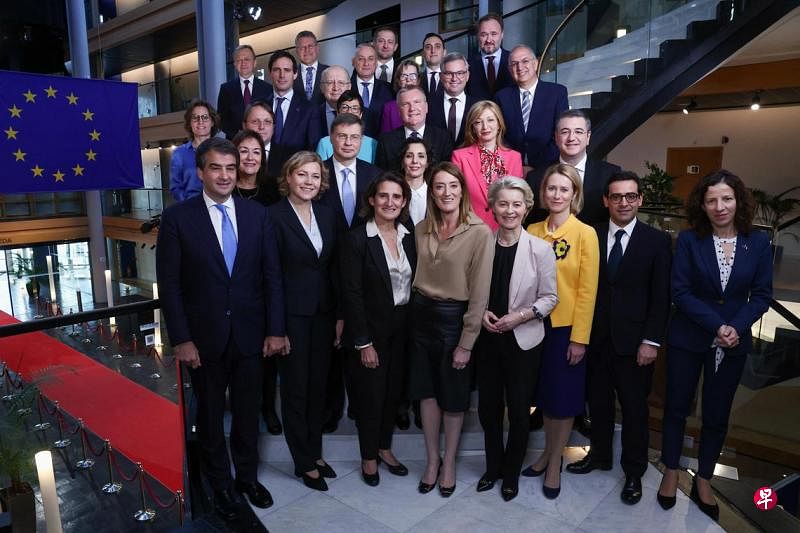 新欧盟委员会通过 主席冯德莱恩：准备好应对挑战欧洲议会批准新一届欧盟委员会，欧盟主席冯德莱恩指出，团队已准备好应对欧盟日益严峻的挑战，而最紧迫的问题是“肆虐欧洲边境”的俄乌战争