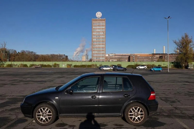 欧盟：须加大力度打击中国稀土“非法交易”欧盟工业部长塞茹尔内星期二（11月25日）说，面对北京方面无异于“敲诈勒索”的稀土出口限制，欧盟必须加大力度摆脱对中国的依赖