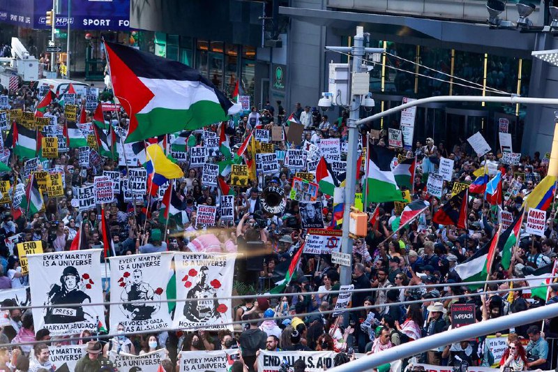 内坦亚胡到访 示威者纽约市游行抗议以色列总理内坦亚胡星期五（9月26日）在美国纽约出席联合国大会并发言之际，数以千计的抗议者在纽约市游行，抗议以色列在加沙地带的战争