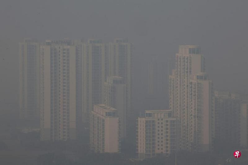 新德里毒雾超标60倍 贫困学生教育受影响严重由于有毒雾霾笼罩印度首都，学校再度停课，新德里及周边地区有近200万名学生必须留在家中，学生免受户外毒雾之苦，不少家长却甚为苦恼