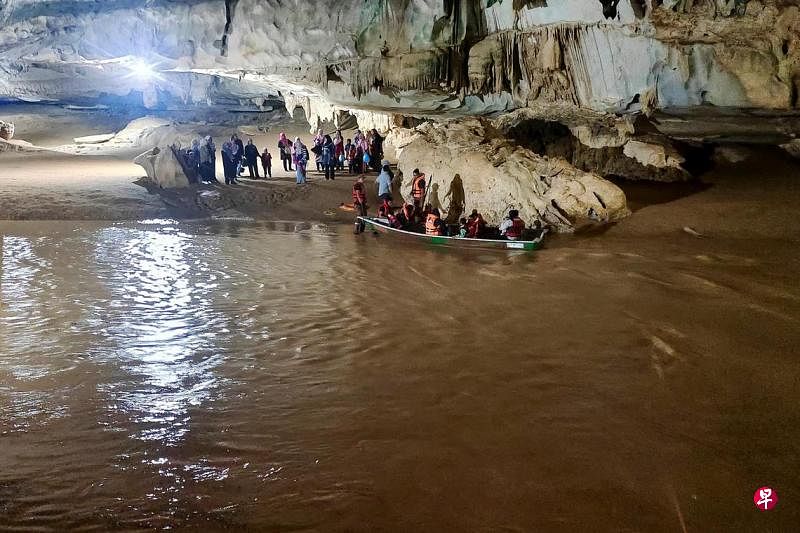 参观山洞遇山洪暴发受困 马国师生40人安全获救马来西亚登嘉楼州一所幼儿园的40名师生到吉兰丹参观山洞时遭遇山洪暴发，一行人受困约两个小时后安全获救