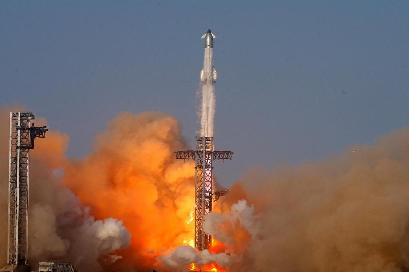 SpaceX“星舰”例行静态点火测试期间发生严重爆炸美国太空探索技术公司的新一代重型运载火箭“星舰”，在例行静态点火测试时发生严重爆炸，目前无人员伤亡报告