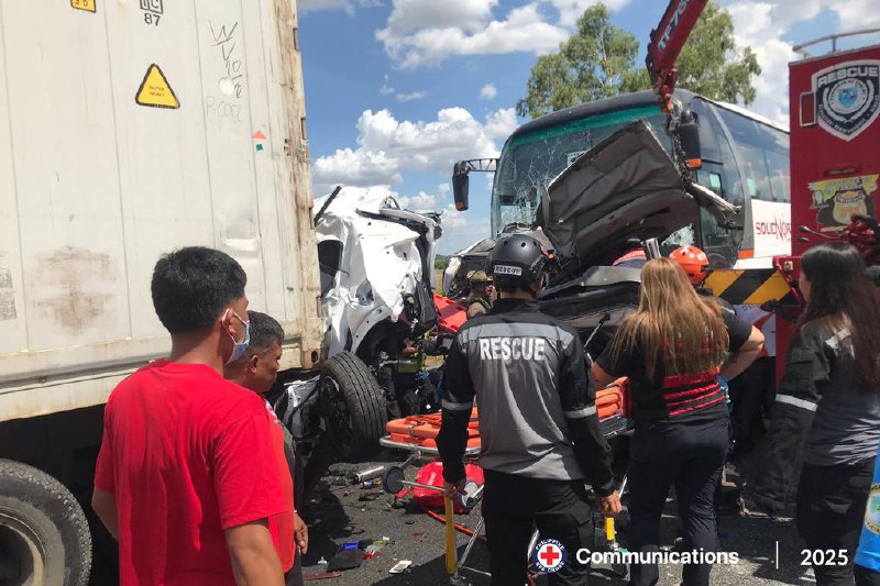 菲律宾巴士司机睡着酿连环车祸 致10死37伤菲律宾吕宋岛打拉省首府打拉市（Tarlac City）一高速公路收费站发生多车相撞事故，造成10人死亡、37人受伤
