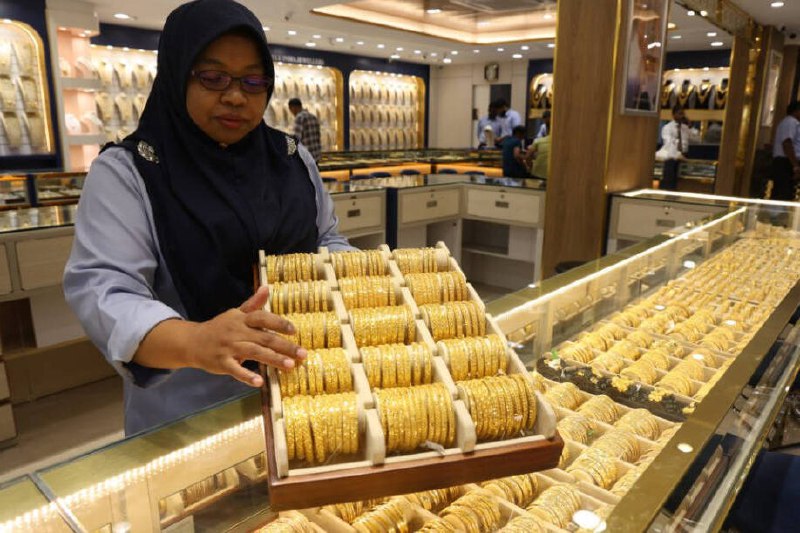 马国金饰价一個月三涨 999金飙破600令吉大关短短一个星期，马来西亚金饰价再度全线调涨，999金每克突破600令吉大关，消费者直呼：“太恐怖了，这个月已经是第三次调涨！”根据《南洋商报》掌握的金店报价，星期三（9月24日），999金每克将上涨15令吉至605令吉（184.85新元），916金同样涨15令吉至555令吉（169.57新元），这意味着，不论是结婚戒指、项链还是日常小巧饰品，价格每克都比上周贵了近3%