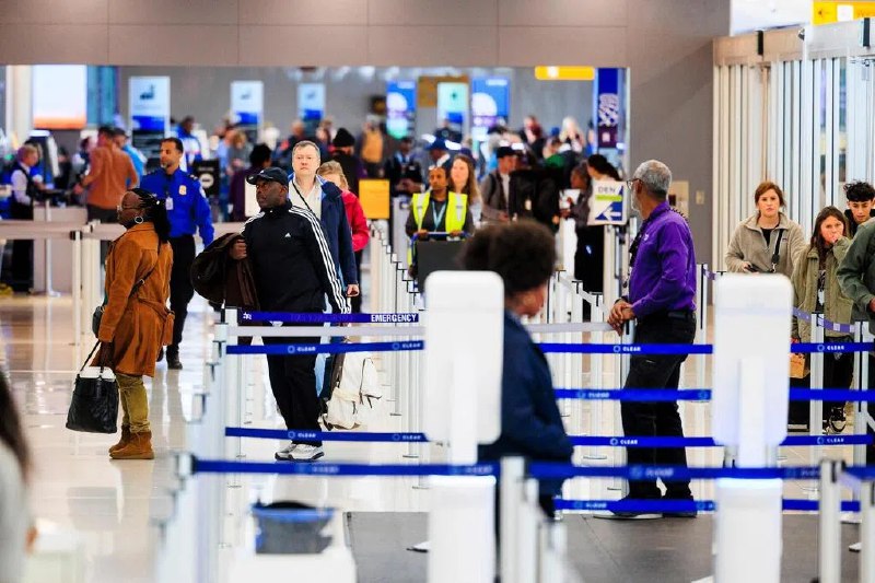 政府停摆冲击美国航空业 航班大面积削减延误受美国联邦政府停摆持续影响，美国全境航班削减已进入第二天