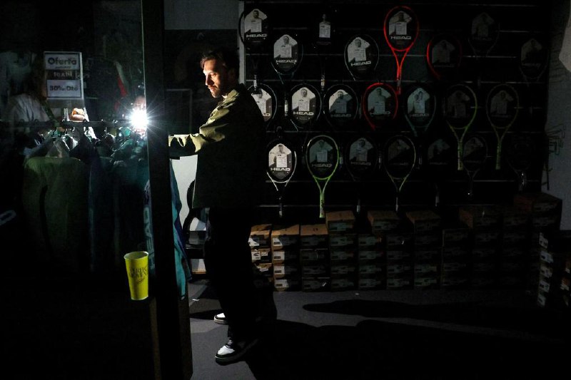 西班牙和葡萄牙大范围停电西班牙电网运营商Red Electrica星期一（4月28日）说，西班牙和葡萄牙大部分地区发生大规模停电，目前正与能源公司合作，分阶段恢复供电