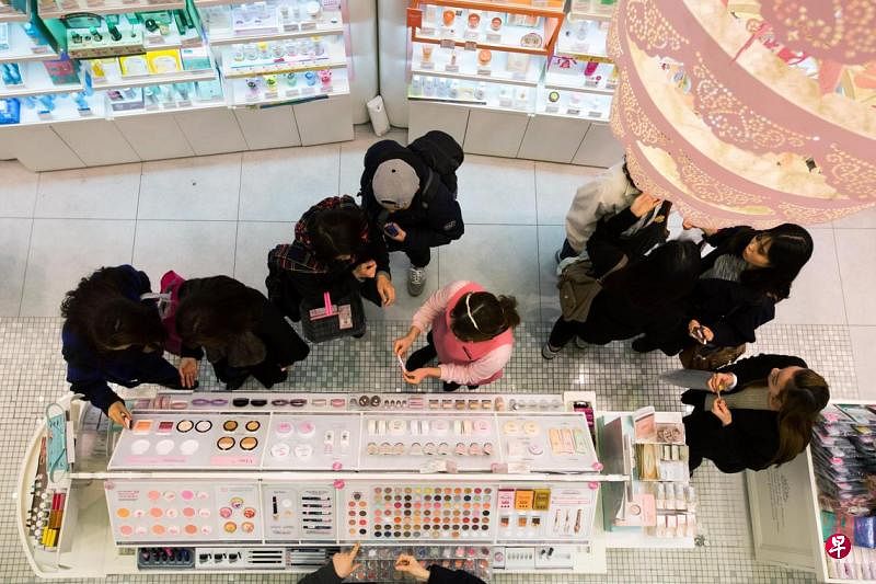 首尔调查低价旅游配套 发现存在“强迫购物”行为韩国首尔市政府对近期旅游业出现强迫游客购物行为的指控进行了秘密调查，调查结果证实首尔市的旅游配套确实存在一定程度的强迫购物行为