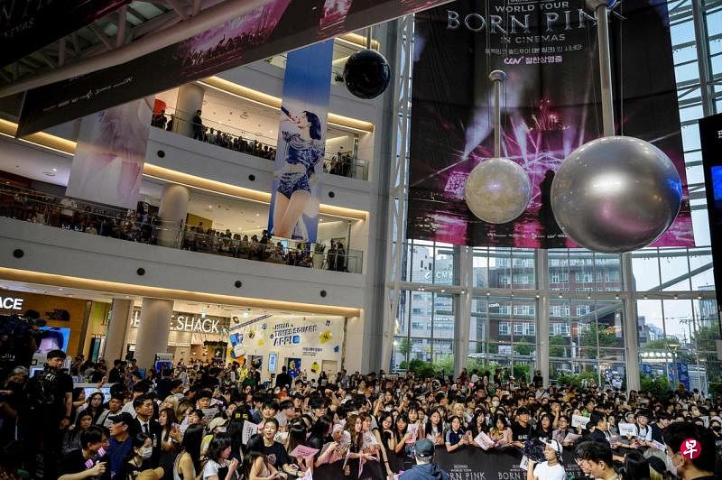 尚未能媲美好莱坞 韩国有意打造大型娱乐城尽管韩国当红偶像团体防弹少年团、Blackpink和电视剧《鱿鱼游戏》在全球声名鹊起，但韩国尚未拥有能够与好莱坞媲美的娱乐城，韩国政府计划打造大型娱乐城