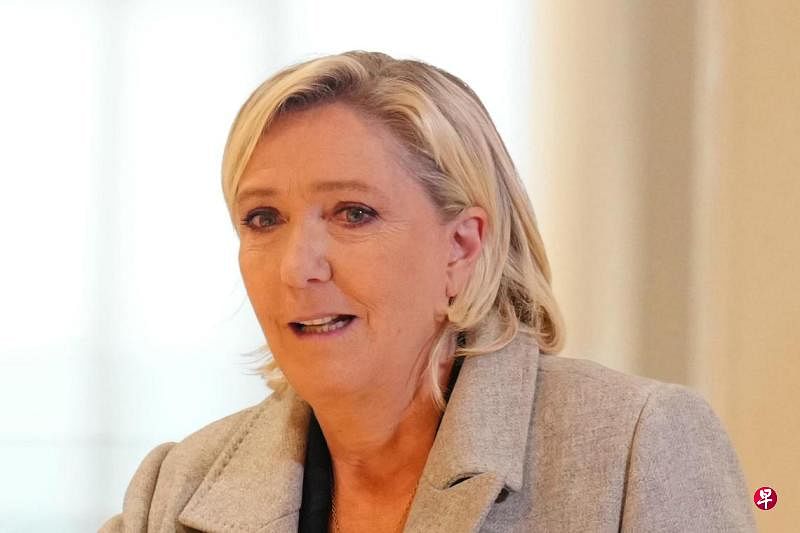 涉挪用欧盟资金 法国极右领导人勒庞出庭受审涉嫌挪用欧盟资金，法国极右翼国民联盟领导人勒庞与其他26人在巴黎刑事法院接受审讯