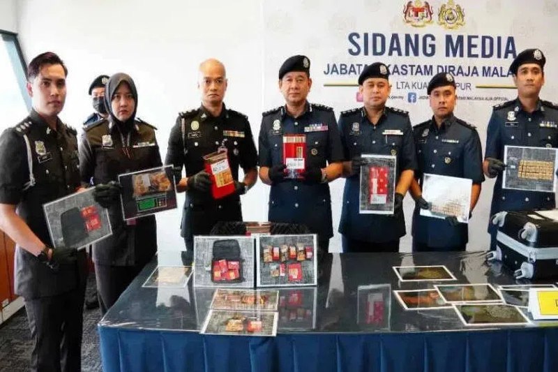 茶叶盒玩偶藏近15公斤毒品 两外籍男女在吉隆坡机场被捕马来西亚皇家关税局（JKDM）在吉隆坡国际机场（KLIA）第一航站楼成功阻止两名外籍人士企图走私近15公斤毒品，毒品是藏在中国茶叶盒及玩偶内