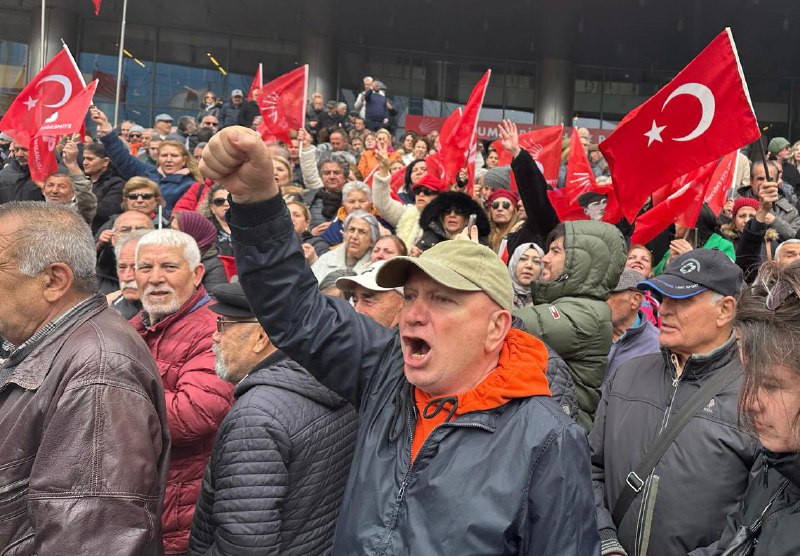 土耳其政局动荡 当地央行抛售近百亿美元救市（综合电）在土耳其总统埃尔多安主要政治对手、伊斯坦布尔市长伊玛姆奥卢（Ekrem Imamoglu）被拘留后引发政局不稳，当地金融市场星期三（3月19日）剧烈震荡，里拉兑美元暴跌14.5%