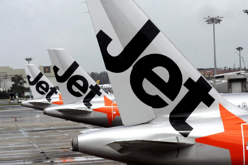 两架捷星客机乘客闹事 其中一架被迫折返一架从印度尼西亚峇厘岛飞往澳大利亚墨尔本的捷星航空（Jetstar）飞机，因一名女乘客试图打开机舱门而被迫折返