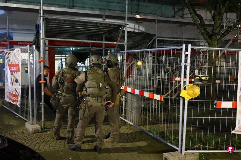 德国致命持刀袭击事件：警方拘留一人助查德国西部星期五（8月23日）晚上发生持刀袭击事件，警方说行凶者专门攻击受害者的喉咙，造成至少三人死亡，警方已拘留一人协助调查